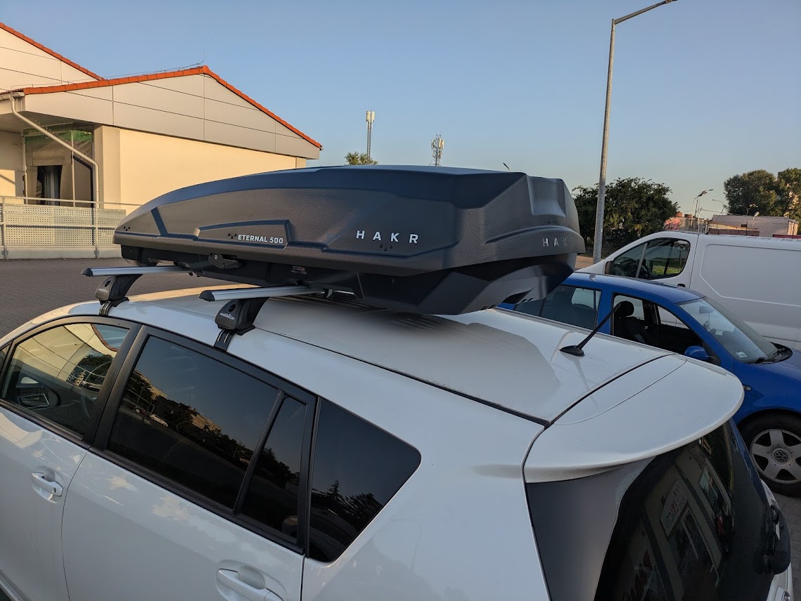 Toyota Verso ? belki Green Valley zaciskane za krawędź dachu